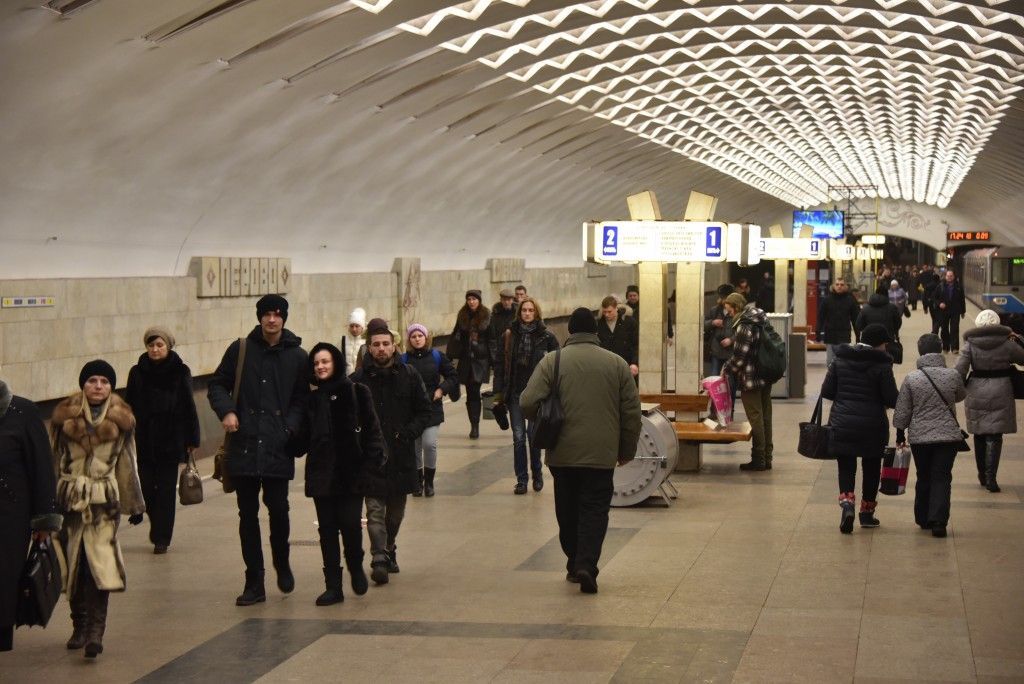 Железнодорожный станция закрытие. Парк культуры фото входа в метро в вечернее время.