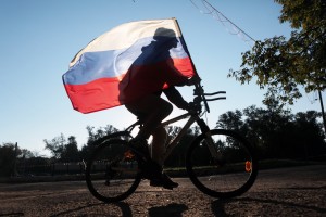 Дата: 20.08.2015, Время: 07:19 Велосипедист едет рано утром по городу с флагом