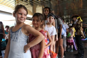 Дети-сироты катаются на кораблике по Москва-реке