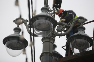 На трех набережных в центре Москвы появились исторические фонари