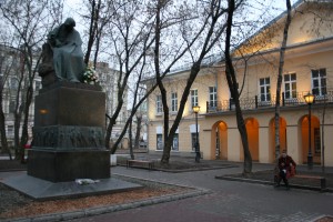 Памятник Гоголю во дворе дома на Никитском бульваре, где умер писатель