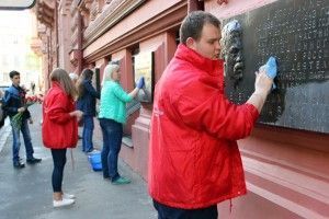 Члены Молодежного совета провели акцию по уборке 24 мемориальных досок на Романовом переулке