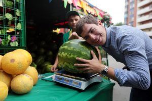  Москвичи купят арбузы и дыни на улице Арбат