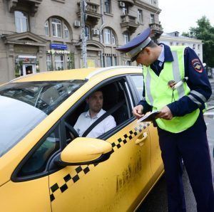 Детям подарят развивающие наклейки в новых такси