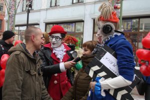 Единороссы ЦАО и театр клоунады «Грим масса» устроили День любви и доброты на старом Арбате