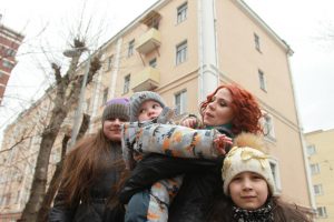 Многодетным семьям, чьи дома попали под программу, помогут при переселении. Фото: "Вечерняя Москва"