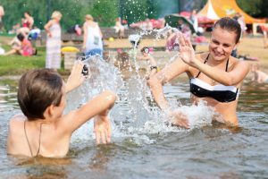 Восемь мест у водоемов в настоящее время приводят в надлежащее состояние для отдыха жителей столицы. Фото: "Вечерняя Москва"