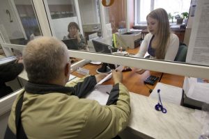 Индивидуальный специалист оказывает помощь безработному в поиске работы. Фото: "Вечерняя Москва"