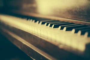 Алексей Сканави ответил на вопросы гостей и сыграл на фортепиано финал моцартовской сонаты № 11. Фото: pixabay.com