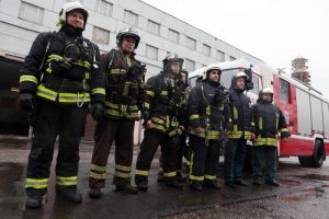 Экскурсию для детей провел сотрудник пожарной части. Фото: "Вечерняя Москва"