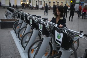 56 новых закрытых парковок для хранения велосипедов установят на станциях «Лужники», «Деловой центр» и «Кутузовская». Фото: "Вечерняя Москва"