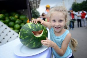 Столичные жители смогут купить арбузы в официальных точках продажи бахчевых культур до 1 октября. Фото: "Вечерняя Москва"