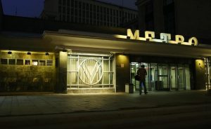 Сотрудники Московского метрополитена помыли поверхности павильона, сделанные из стекла. Фото: mos.ru