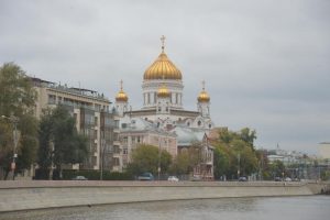 Получатели социальных услуг отделения дневного пребывания прогулялись от центра до храма. Фото: "Вечерняя Москва"