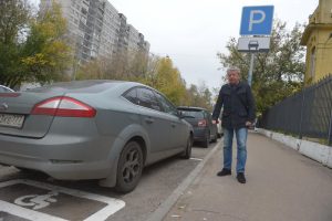 На Новинском бульваре выявили наибольшее количество нарушений правил парковки в прошлом месяце. Фото: "Вечерняя Москва"