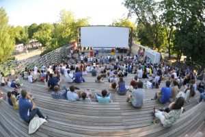 Лекция состоится в летнем кинотеатре «Пионер» на территории Парка Горького. Фото: "Вечерняя Москва"