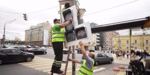 Особое внимание сотрудники учреждения уделяют светофорным объектам, находящимся вблизи учебных учреждений и детских садов. Фото: mos.ru