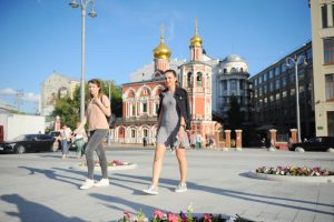 Участники познавательной прогулки прошли от Славянской площади до памятника Дмитрию Донскому. Фото: "Вечерняя Москва"