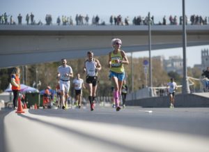 Любители спорта преодолели расстояние в 42 километра 195 метров. Фото: "Вечерняя Москва"