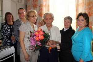 Александру Федоровичу передали именное поздравление от президента России и вручили цветы. Фото: ТЦСО "Арбат"
