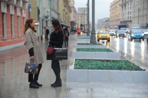 Специалисты службы жилищно-коммунального хозяйства почистили ливневые решетки в районе. Фото: «Вечерняя Москва» 