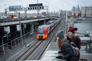 По предварительным прогнозам, 120 миллионов человек воспользуются поездами наземной железнодорожной магистрали в следующем году. Фото: «Вечерняя Москва»