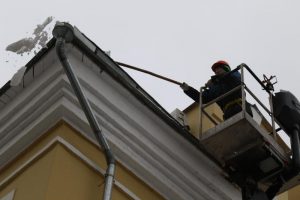 Префектура ЦАО направила уведомление собственникам нежилых строений о необходимости очистки крыш зданий в случае снегопада. Фото: Антон Гердо, «Вечерняя Москва»