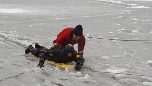 Московские спасатели провели первую тренировку по безопасности на льду со студентами технического пожарно-спасательного колледжа имени В.М. Максимчука. Фото: ГОЧСиПБ