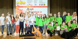 Юные КВНщики весело раскрывали тему пожарной безопасности в конкурсах «Приветствие», «Домашнее задание», «Музыкальный конкурс» и в новом в этом году – «Озвучка». Фото: mos.ru