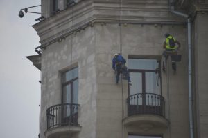 Сотрудники учреждения отремонтировали фасад и кровлю дома. Фото: «Вечерняя Москва» 