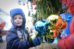 Елка, которая возвышается на Лубянской площади, весит почти 28 тонн. Она украшена 3,5 тысячами различных игрушек. Фото: «Вечерняя Москва»