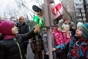 В 2017 году в результате дорожно-транспортных происшествий в качестве пешеходов пострадало 17 детей и только в одном случае использовались световозвращатели. Фото: «Вечерняя Москва»