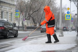 Работы по уборке снега провели во дворах Арбата. Фото: «Вечерняя Москва»