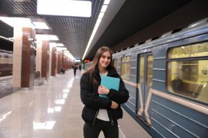 Телеканал «Москва 24» первым в мире начал вещание в прямом эфире в вагонах метро. Фото: архив, «Вечерняя Москва»