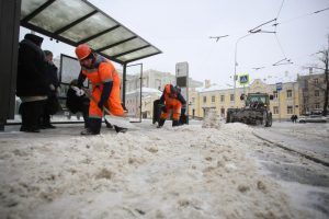 Больше трех тысяч дворников будут убирать снег в центре города этой зимой. Фото: Антон Гердо, «Вечерняя Москва»