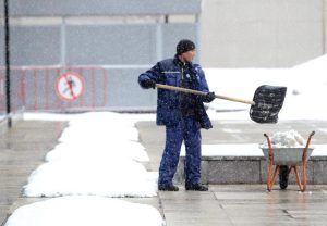 Представители районного «Жилищника» рассказали о ликвидации последствий снегопада. Фото: Антон Гердо, «Вечерняя Москва»