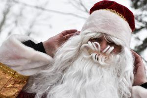 Парашютисты в костюмах Санта-Клаусов спрыгнули с районной высотки. Фото: Пелагия Замятина, «Вечерняя Москва»