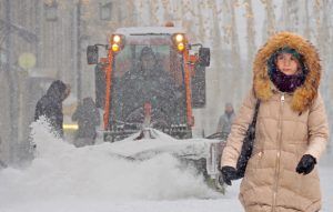 Коммунальные службы Москвы начали работать над уборкой снега круглосуточно. Фото: архив, «Вечерняя Москва»