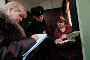 Специалисты «Жилищника» проверили 52 квартиры в одном из домов в районе. Фото: Максим Аносов, «Вечерняя Москва»