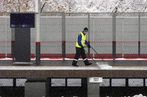 Станции МЦК очищают от снега в круглосуточном режиме. Фото: Антон Гердо, «Вечерняя Москва»