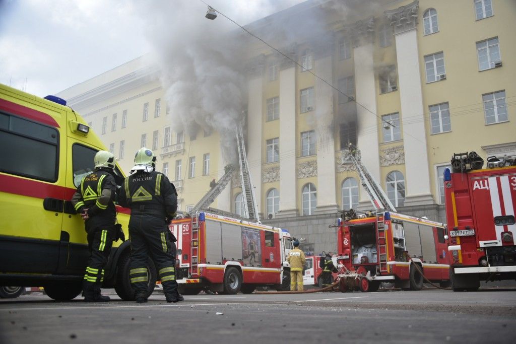 Тушение пожаров в зданиях. МЧС Москва пожар. Пожар в Москве сейчас МЧС. Тушение пожара Москва. Пожарные Москвы.