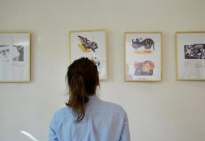 Выставку рисунков ученицы открыли в школе. Фото: Анна Быкова