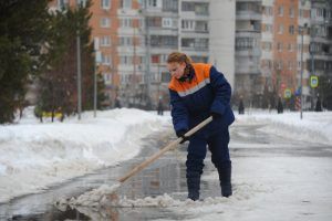 Уборку снега провели в выходные на территории района. Фото: архив, «Вечерняя Москва»