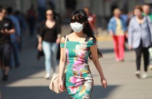 Ношение масок необходимо для предотвращения второй волны коронавируса. Фото: Наталия Нечаева, «Вечерняя Москва»