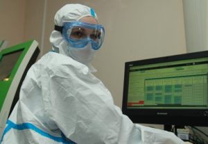 Москвичи смогут узнать результаты теста на коронавирус по смс. Фото: Наталия Нечаева, «Вечерняя Москва»