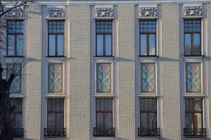 Сотрудники «Жилищника» установили новые окна в одном из домов района. Фото: Анна Быкова