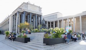Цветущий сад снова появился на ступенях Российской государственной библиотеки. Фото: сайт мэра Москвы