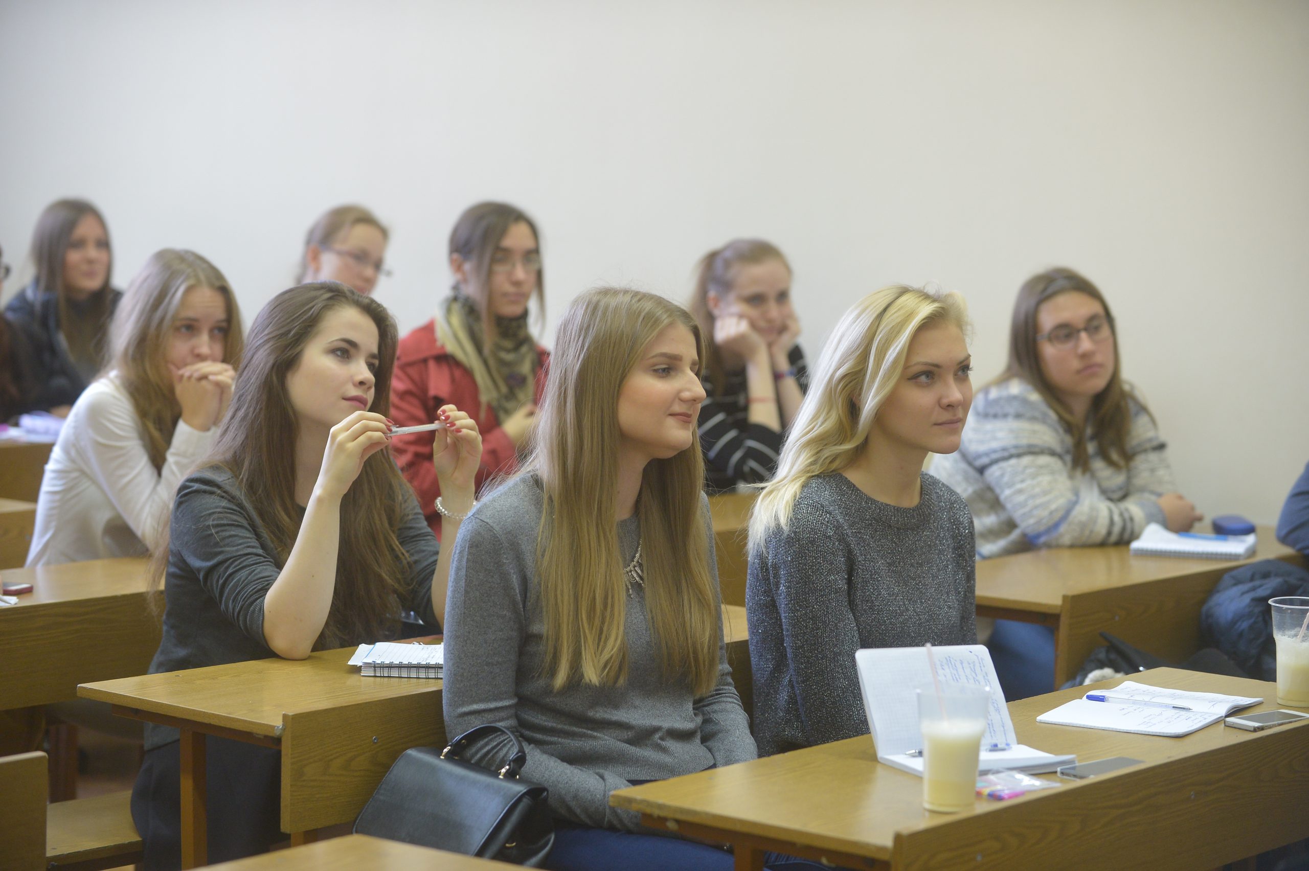 Журналистика вузы. Бакулин журфак МГУ. Пирожкова МГУ журфак. Студентки МГУ. Студенты МПГУ.