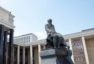 Памятник Достоевскому возле «Ленинки» отремонтируют. Фото: Анна Быкова