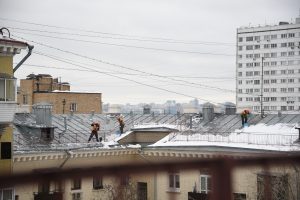 Погибшая в Восточном Измайлово женщина проигнорировала меры безопасности при очистке крыши. Фото: Пелагия Замятина, «Вечерняя Москва»